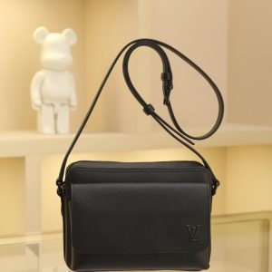 Dimensions: 18 x 9 x 24 cm (height x width x length)